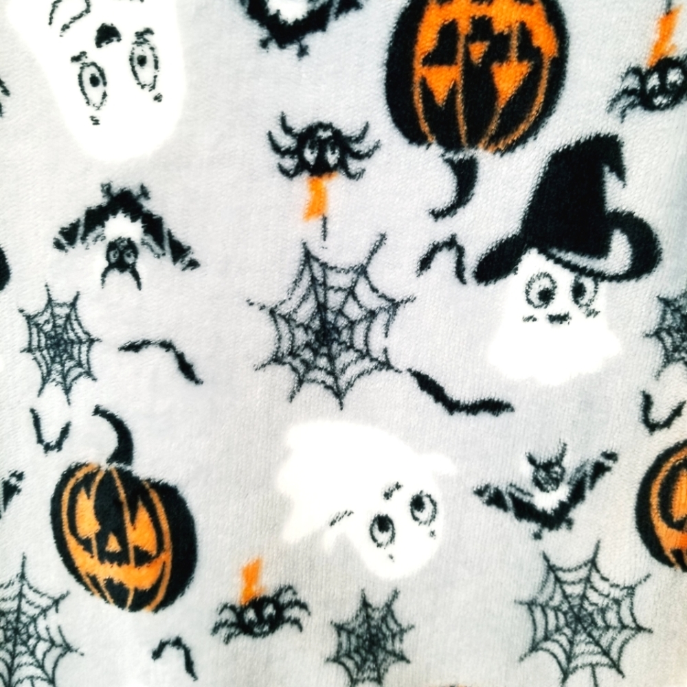 Halloween Holiday Reversible Sherpa Blanket Modern Kids Pumpkins Ghosts Bats NWT - Picture 8 of 8